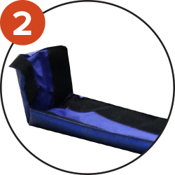 Facile à remplacer: velcro à coller sur le paneau. La protection vient se scratcher contre le velcro